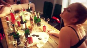 Пьяная групповуха молодых свингеров - скриншот #4